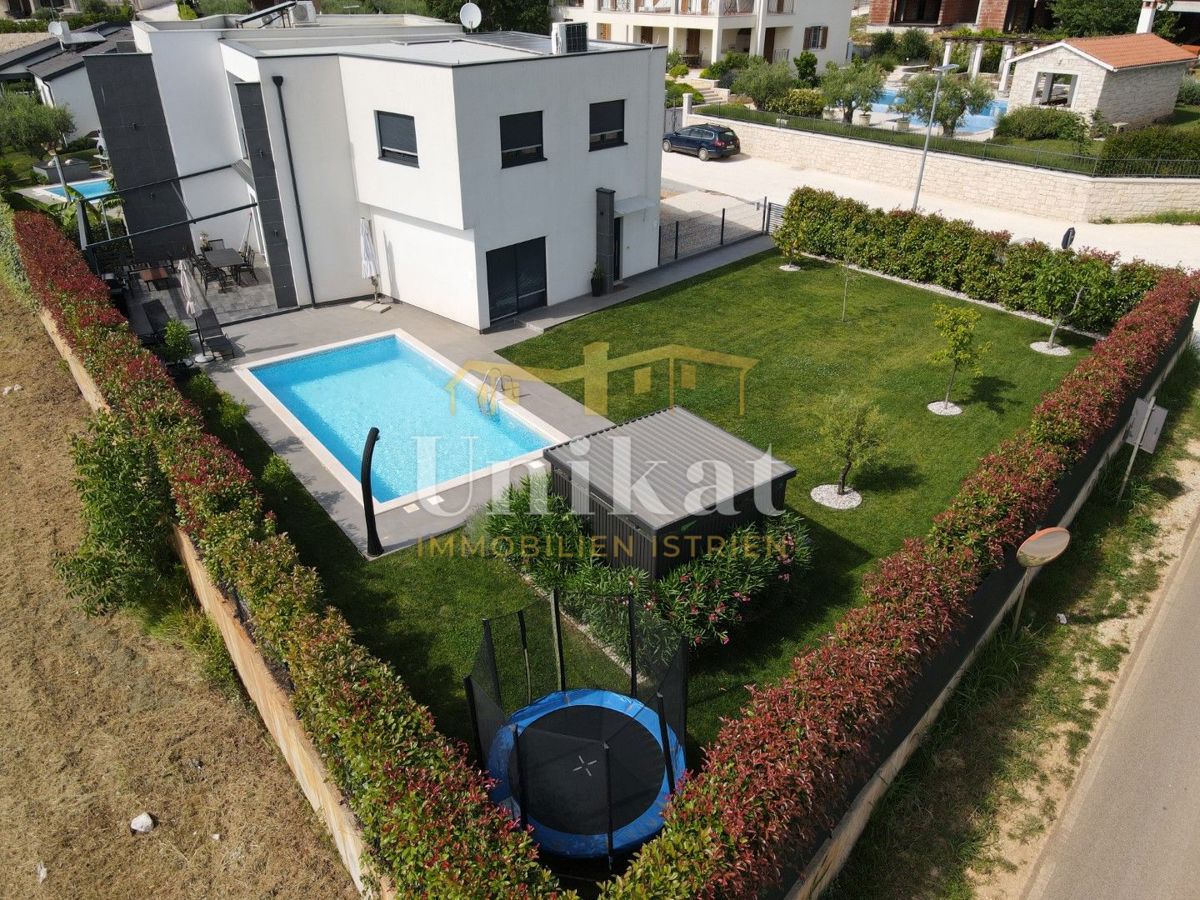 Moderna dvojna hiša s bazenom in pogledom na morje